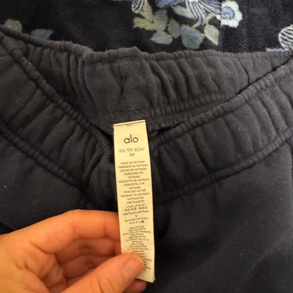 ALO YOGA Navy Accolade Matching Set - Picture 9 of 9